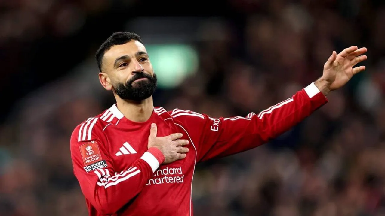 Mohamed Salah comemorando gol pelo Liverpool ao lado de Tolu Arokodare em ação pelo Wolverhampton na Premier League