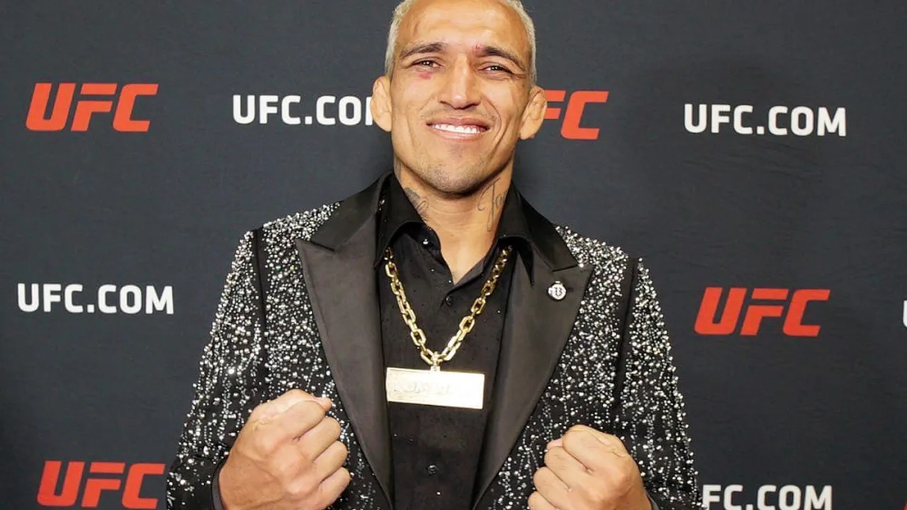 Charles do Bronx no octógono do UFC com o cinturão BMF após vitória sobre Max Holloway
