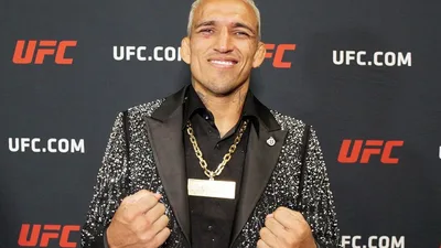 Charles do Bronx assina oito lutas e permanece no UFC até os 40 anos