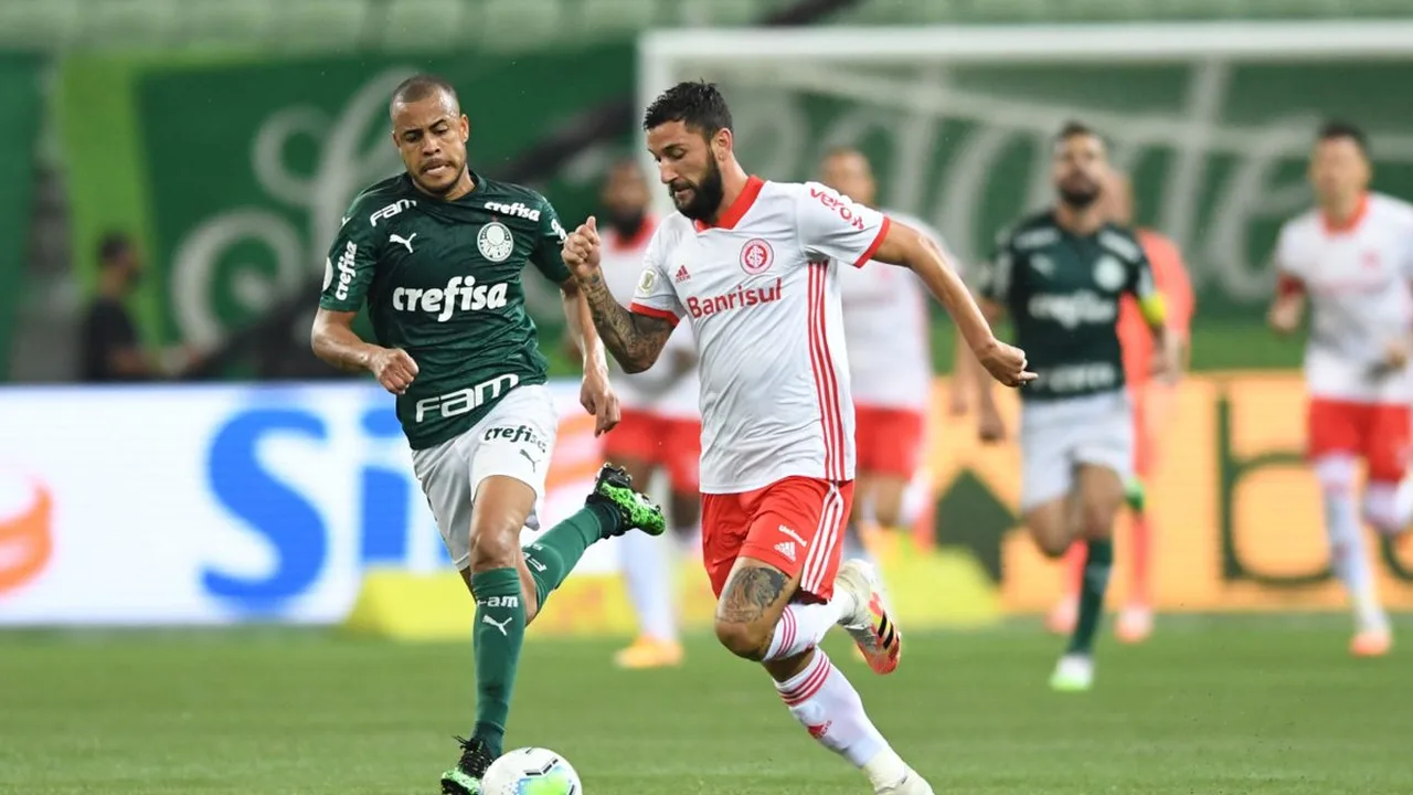 Jogadores de Palmeiras e Santos disputam bola no Allianz Parque durante clássico do Brasileirão