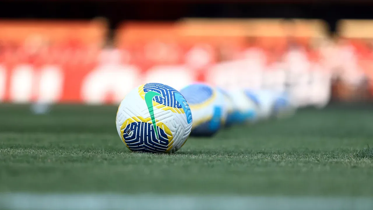 Gravura vitoriana de partida de futebol na Inglaterra do século XIX, com jogadores em campo de grama
