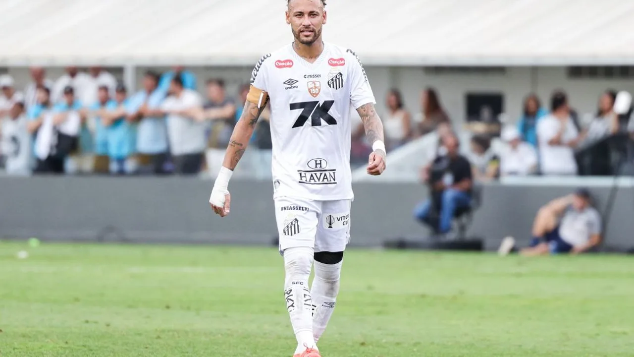 Estádio Allianz Parque com gramado sintético iluminado para clássico Palmeiras x Santos pelo Brasileirão 2026