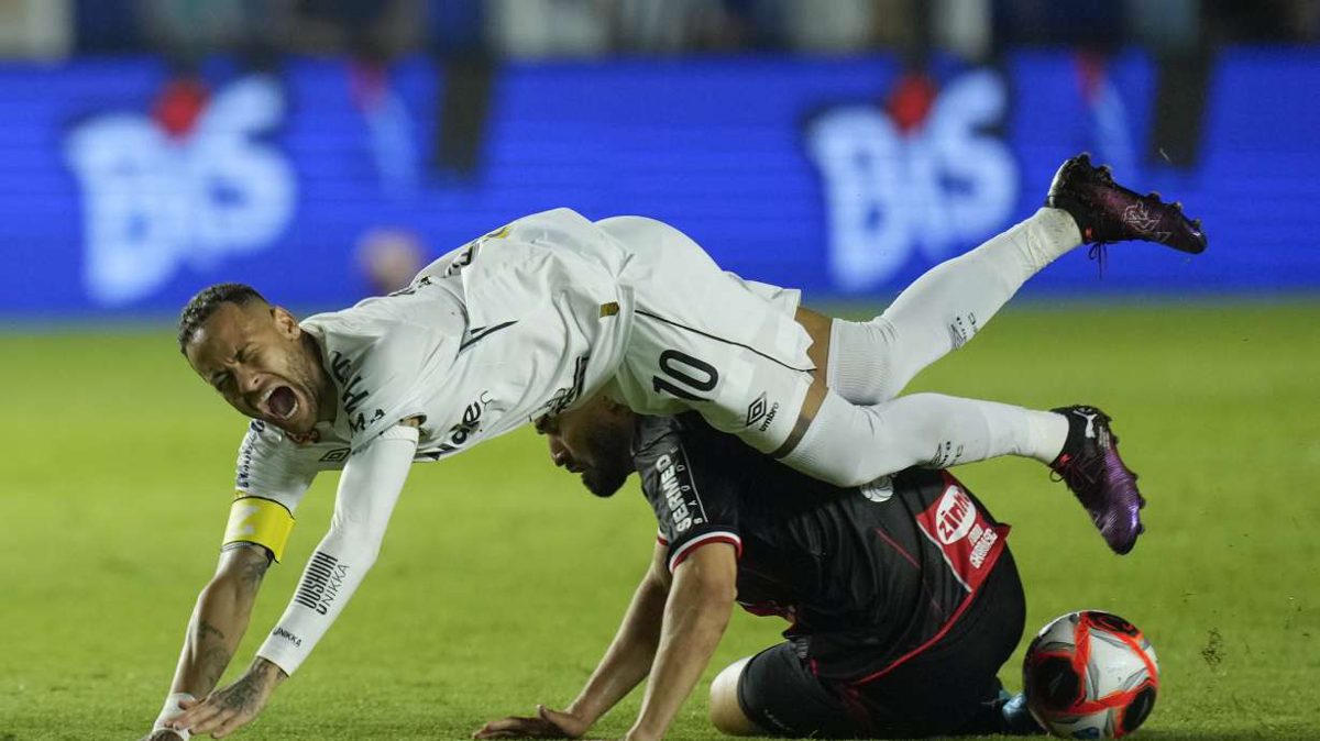 O peso do sintético e o calendário que não perdoa Santos poupa Neymar no sintéti