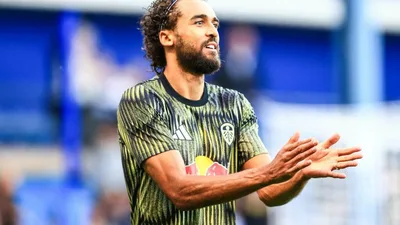 Leeds goleia Burnley por 3 a 0 e respira na Premier League
