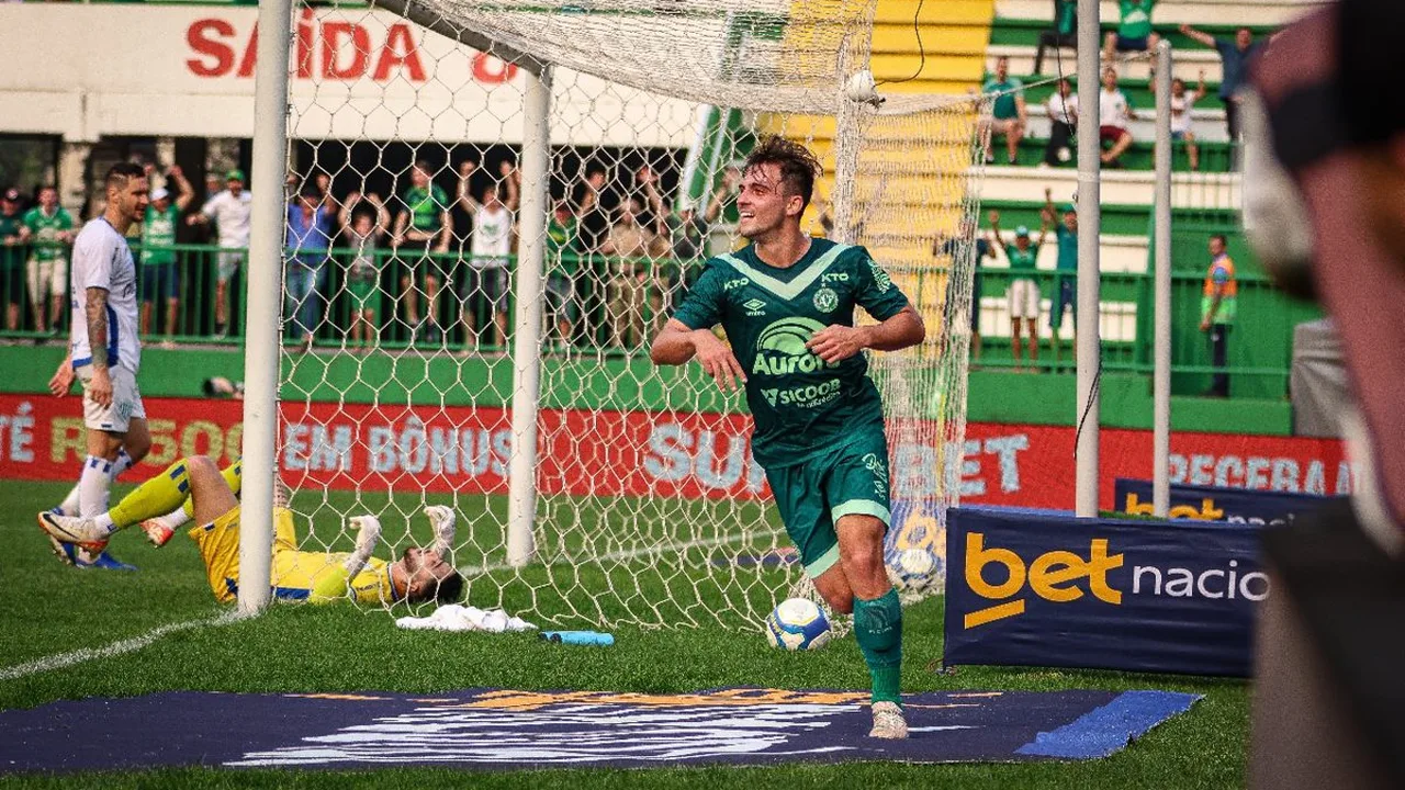 Rafael Carvalheira, meia da Chapecoense, em ação pela Série B do Campeonato Brasileiro