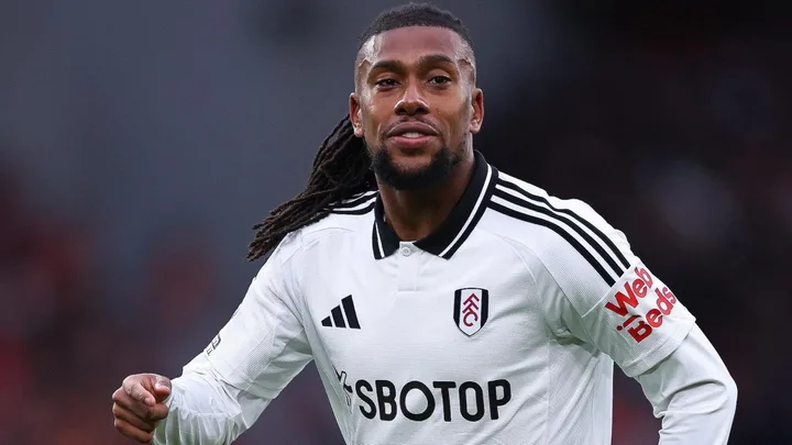 Alex Iwobi com a camisa 17 do Fulham em ação pela Premier League