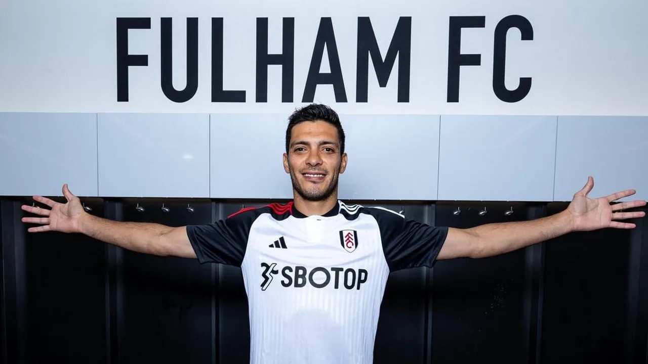 Raúl Jiménez, atacante do Fulham, em ação pela Premier League com a camisa 7