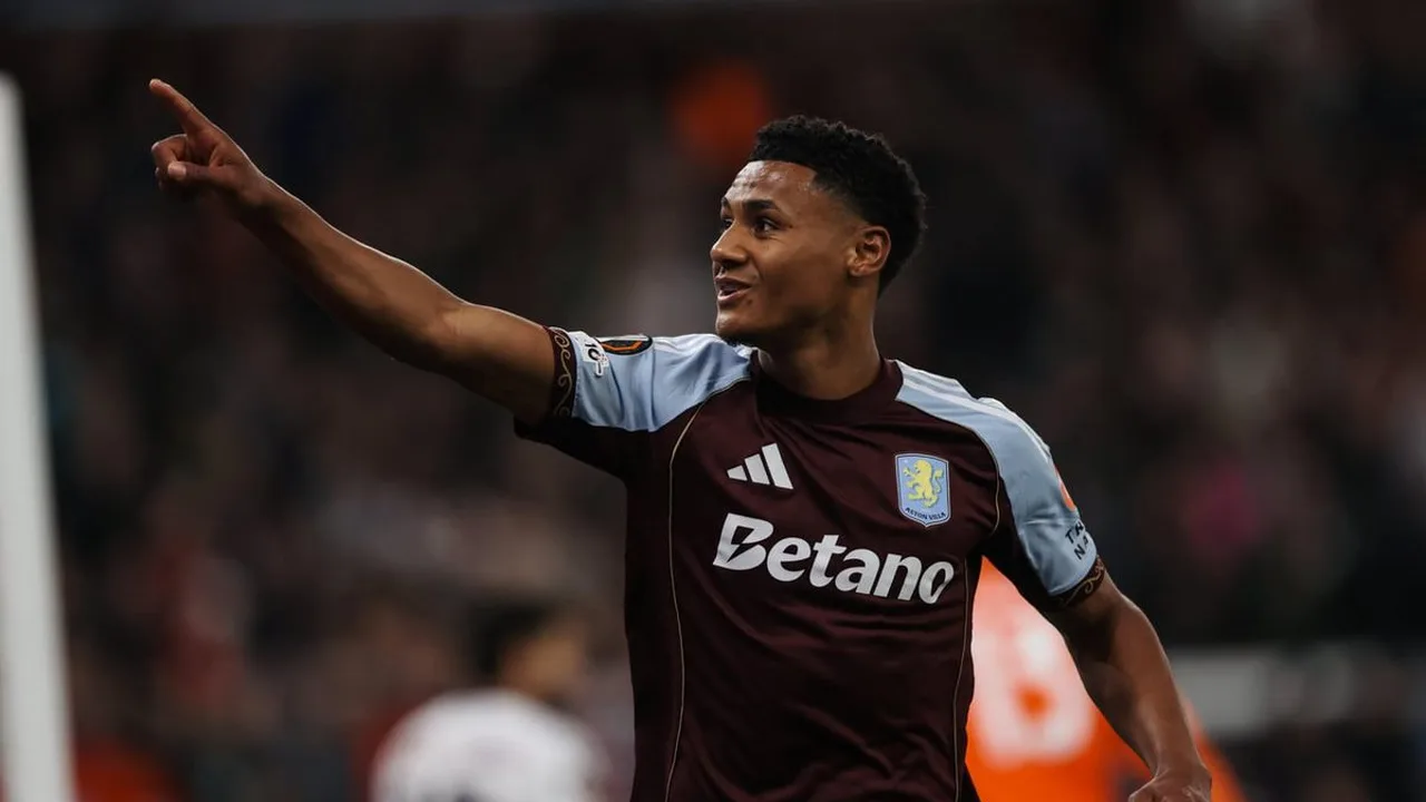 Ollie Watkins, atacante do Aston Villa com a camisa 11, em ação durante partida da Premier League