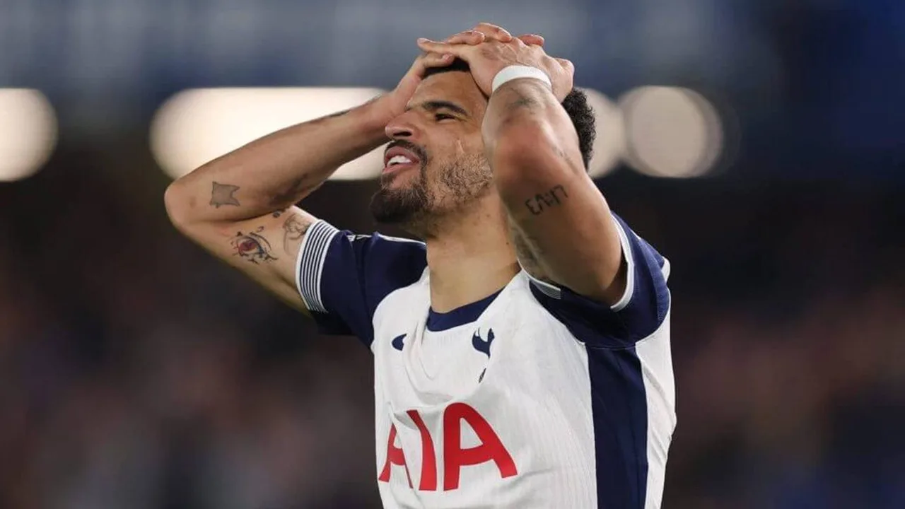 Dominic Solanke, atacante do Tottenham com a camisa 19, em partida da Champions League
