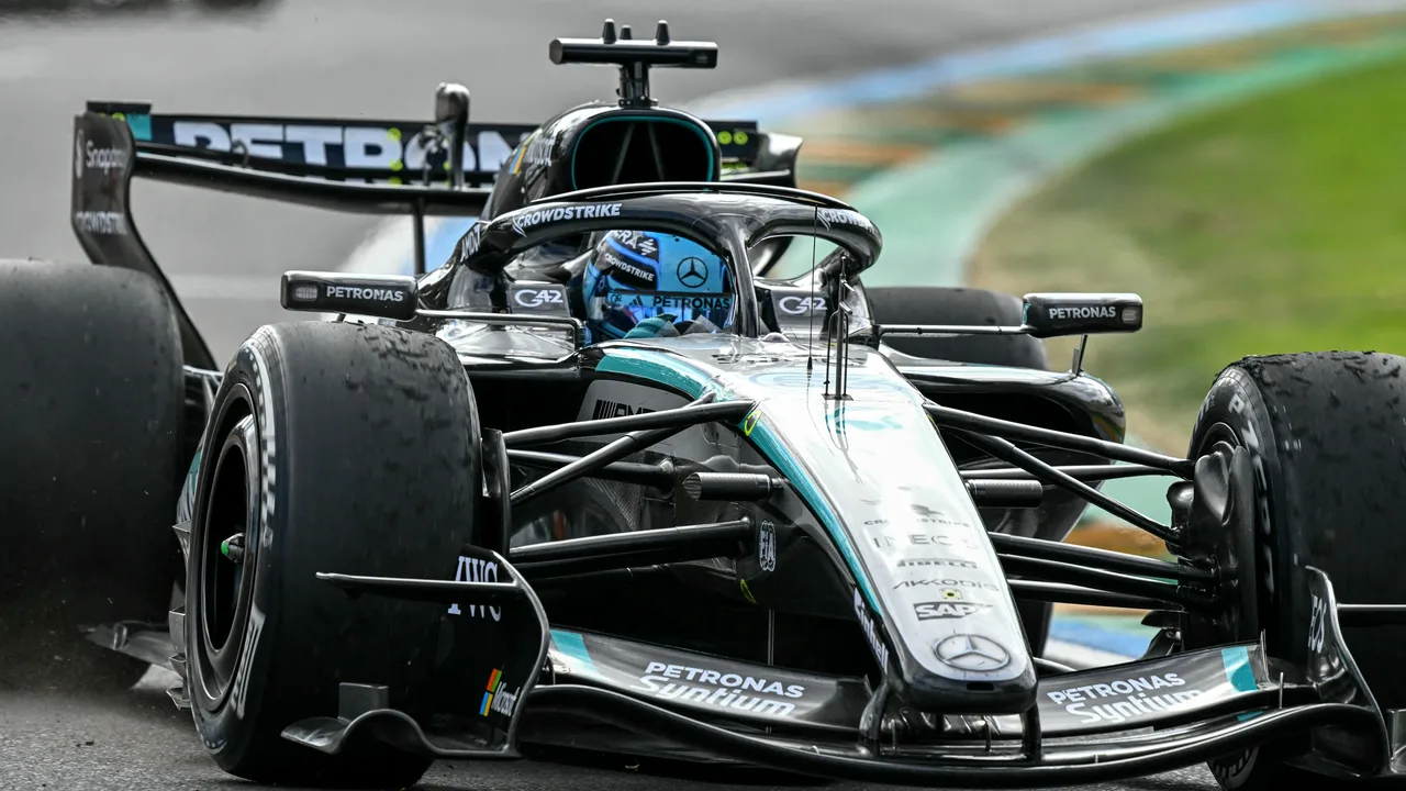 Lando Norris com capacete McLaren levantando o dedo após conquistar a pole da sprint no GP de Miami 2026