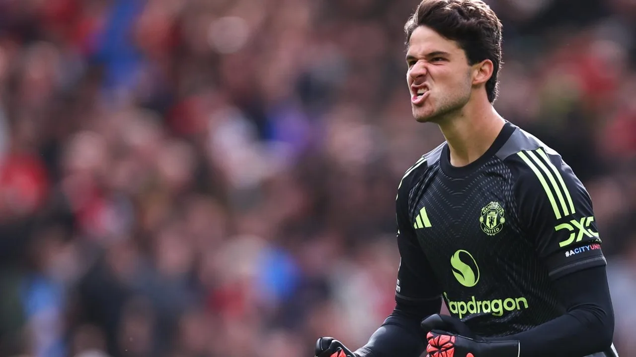 Senne Lammens, goleiro belga do Manchester United, em posição de defesa durante partida da Premier League