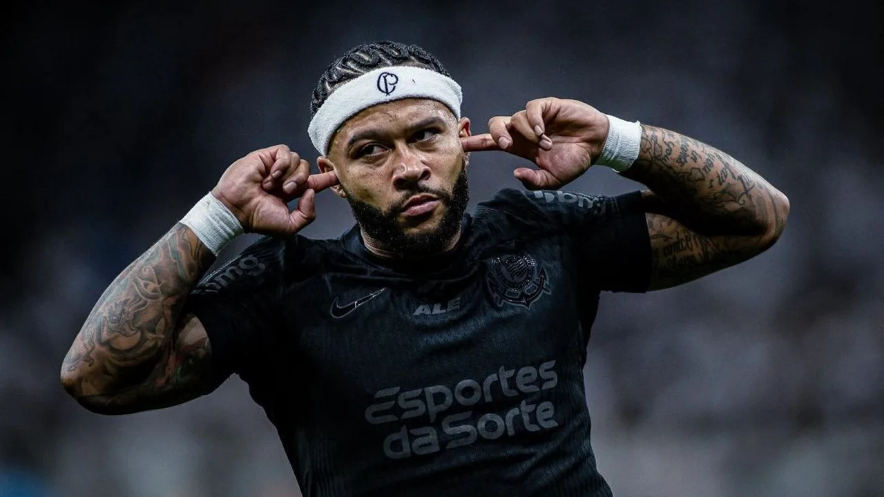Memphis Depay com a camisa do Corinthians em campo durante partida no Brasileirão 2026