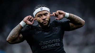 Memphis Depay sem renovação fechada e Corinthians corre contra o relógio