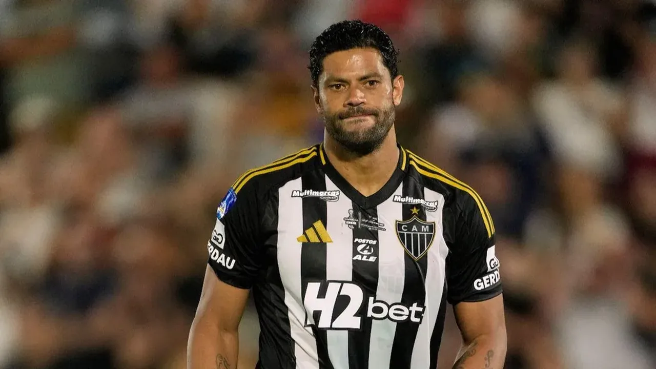 Hulk em uniforme do Atlético-MG comemorando gol no Estádio Mineirão diante da torcida atleticana