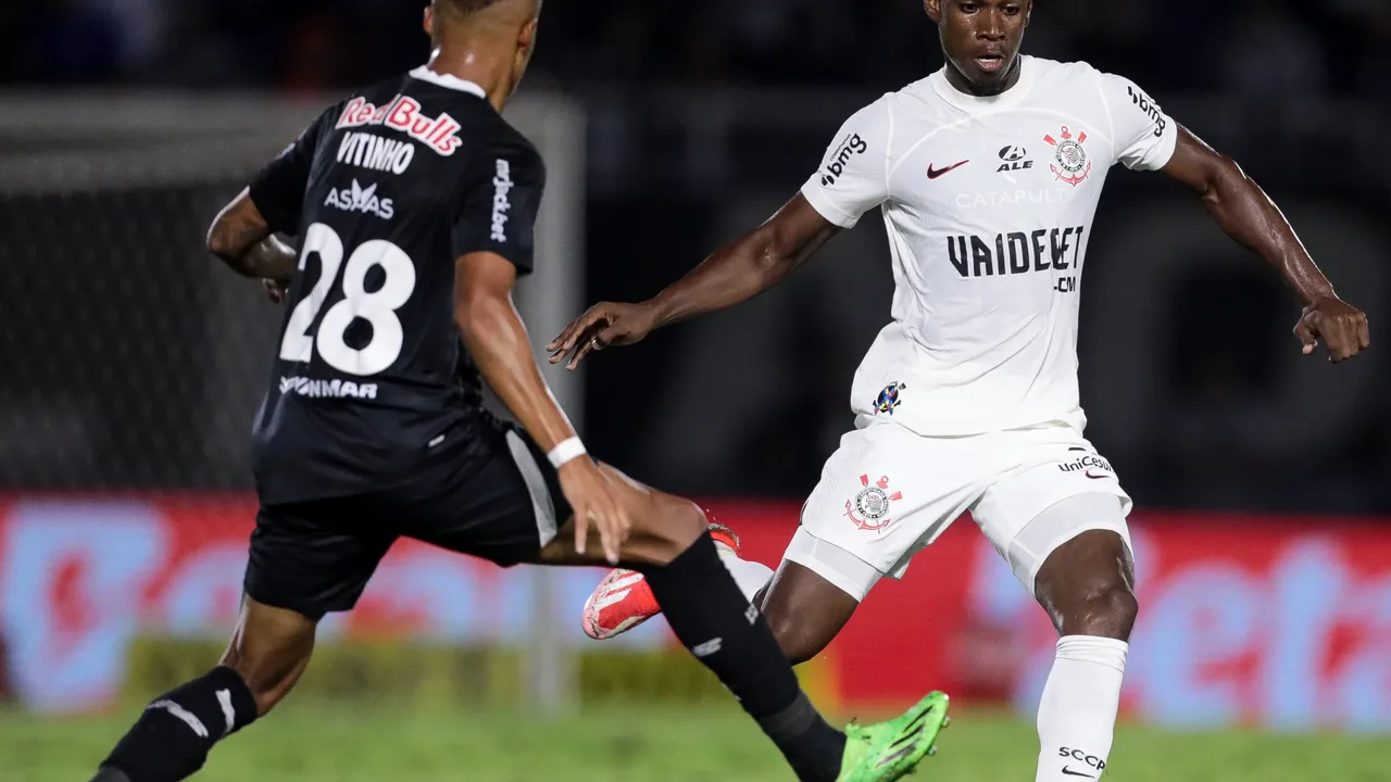 Jogadoras do Corinthians comemorando gol no Brasileirão Feminino sob chuva no Francisco Novelletto
