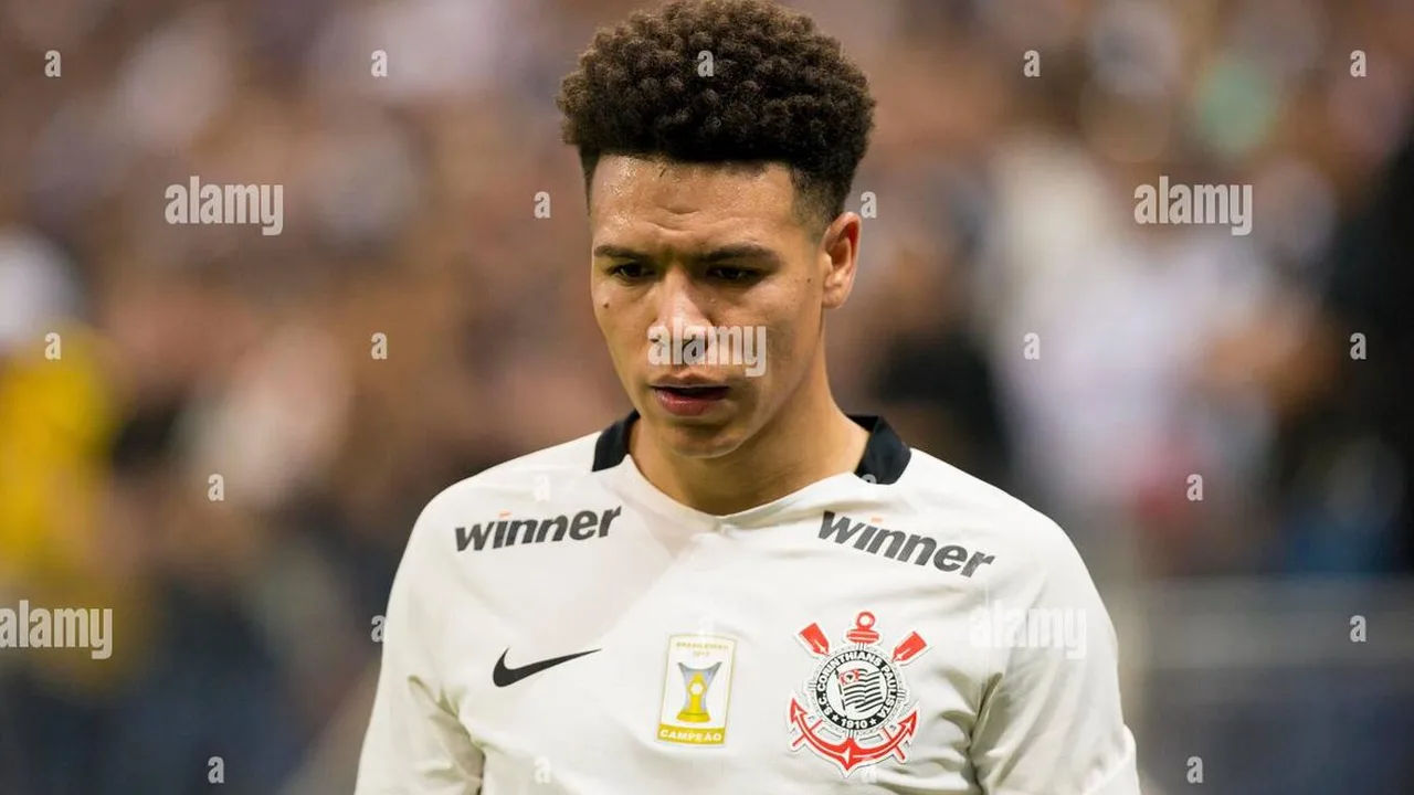 Marquinhos com a camisa do Cruzeiro treinando na Toca da Raposa II às vésperas do clássico contra o Atlético-MG