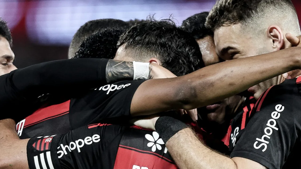 Arrascaeta com tipoia após cirurgia na clavícula pelo Flamengo na Libertadores 2026