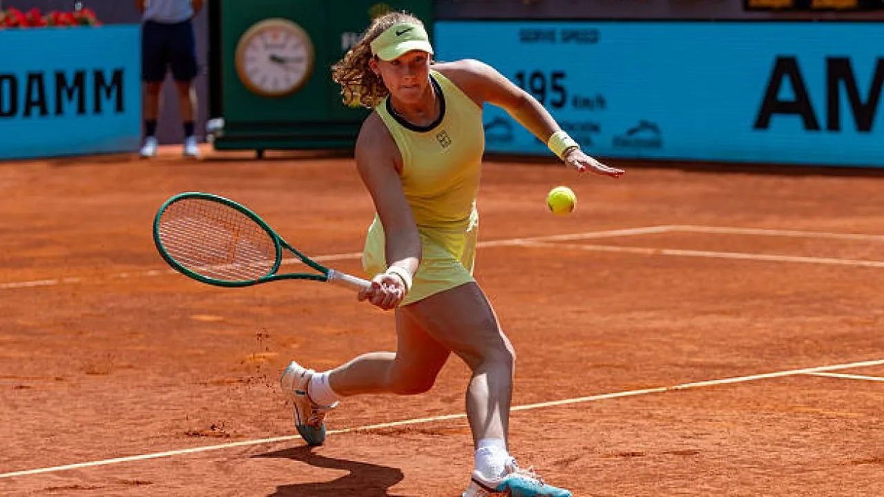 Mirra Andreeva e Marta Kostyuk na quadra de saibro do WTA 1000 de Madri
