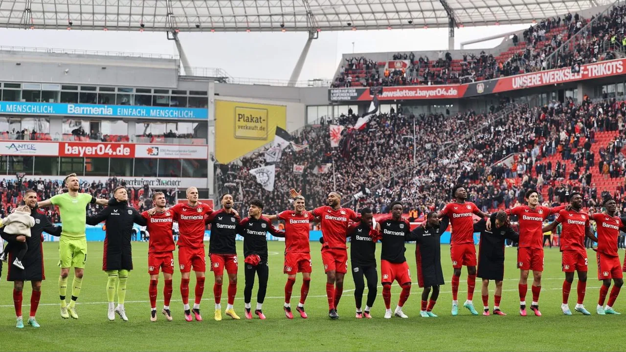 Jogadores do RB Leipzig e Bayer Leverkusen em duelo na BayArena pela Bundesliga