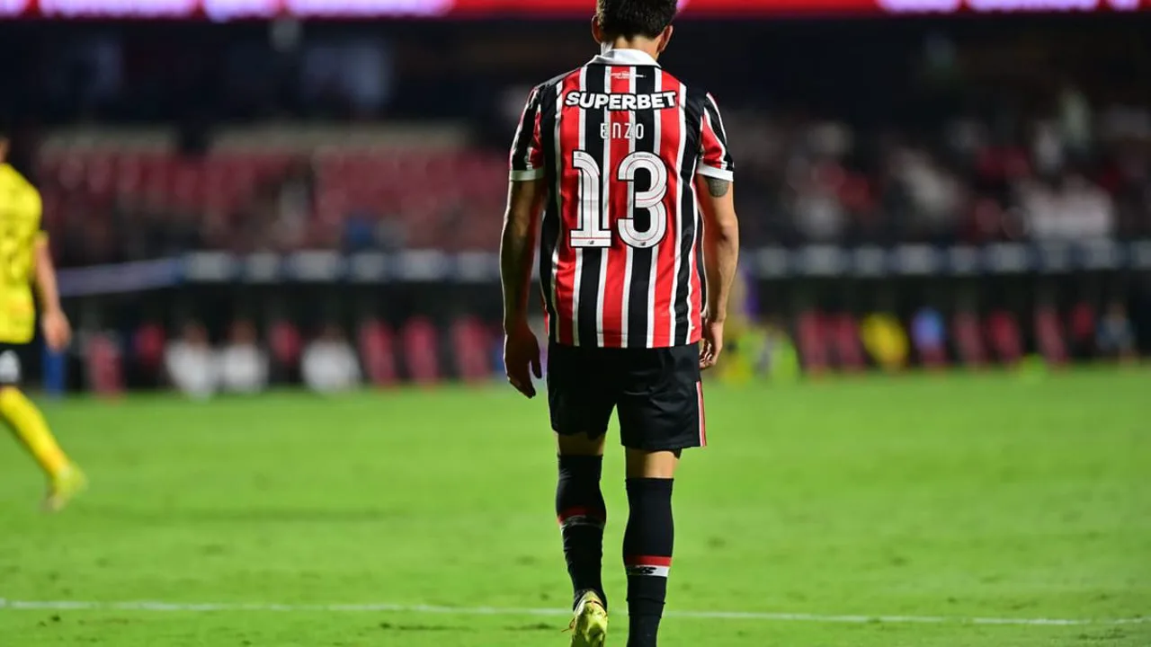 Dirigentes do São Paulo analisam planilhas financeiras no CT da Barra Funda em 2025