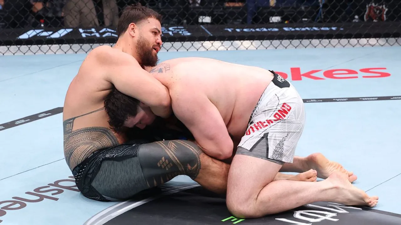 Tai Tuivasa no octógono do UFC Austrália em Perth após derrota para Louie Sutherland