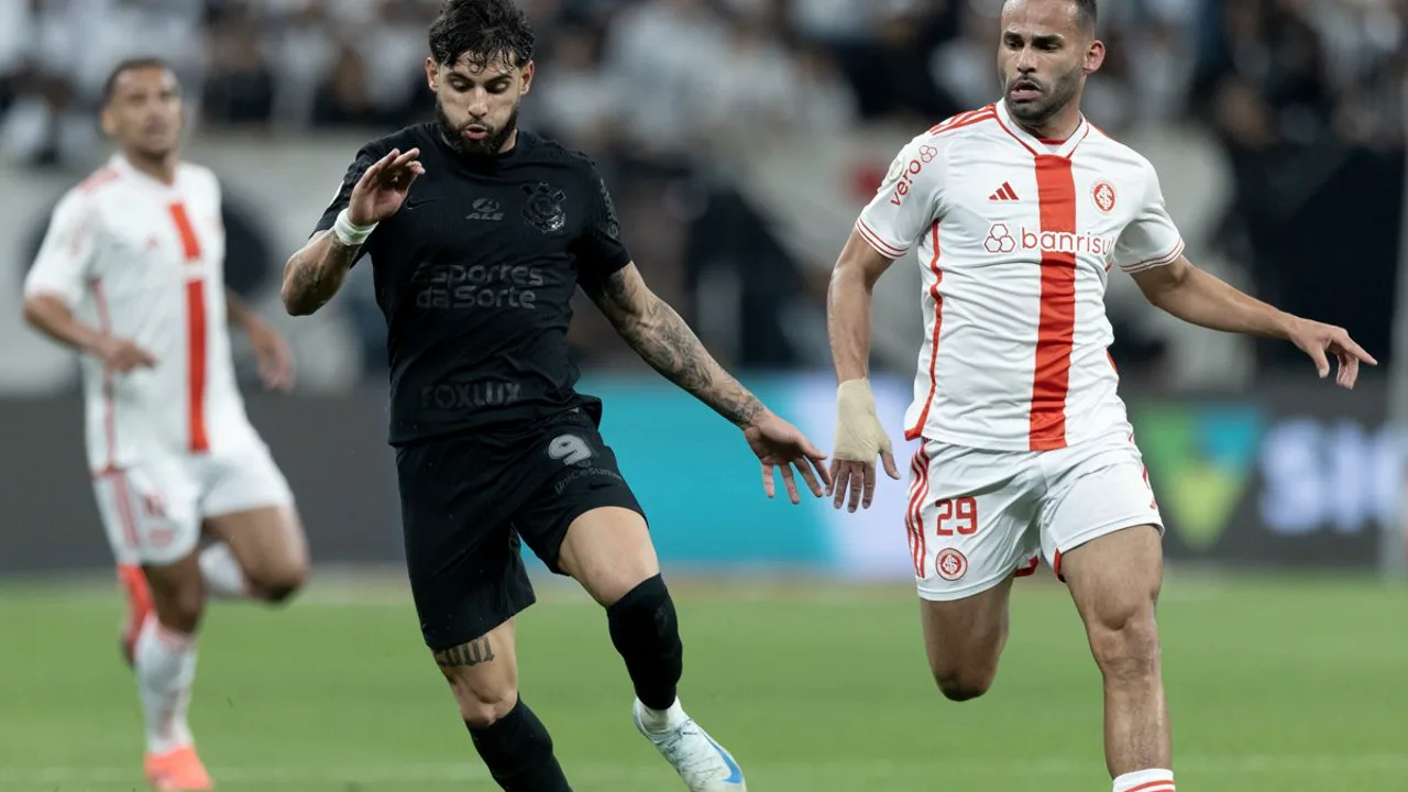 Jogadores do Corinthians em campo de altitude com o estádio do Santa Fe ao fundo em Bogotá