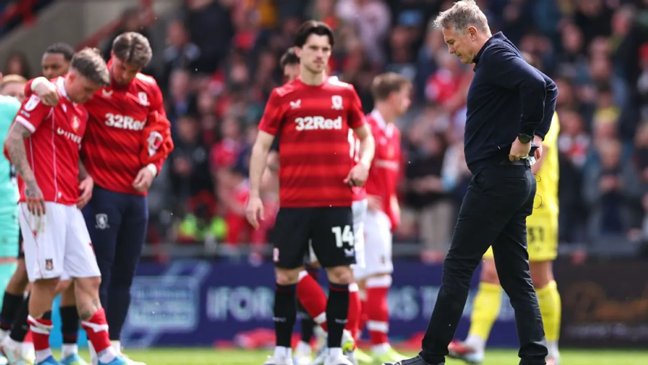 Jogadores do Wrexham cabisbaixos no Racecourse Ground após empate que encerrou sonho de acesso à Premier League