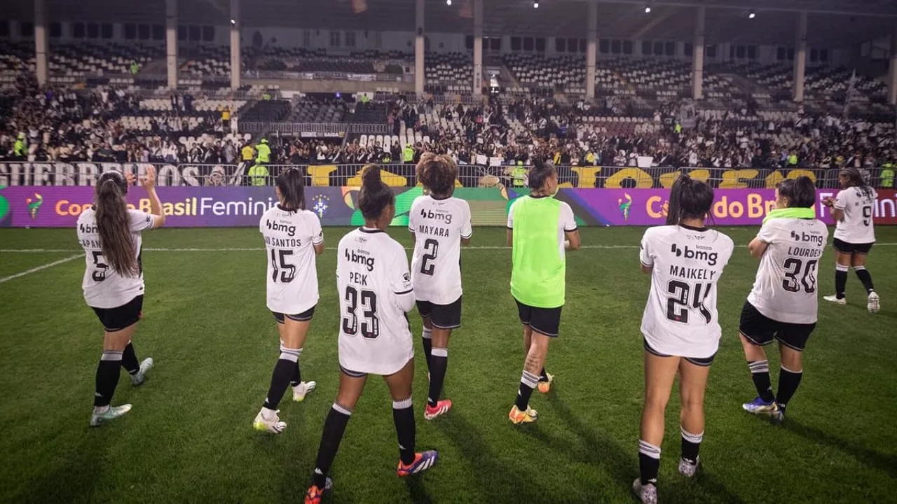 Jogadoras do Vasco feminino comemorando gol em campo durante partida da Série A2 do Brasileirão Feminino