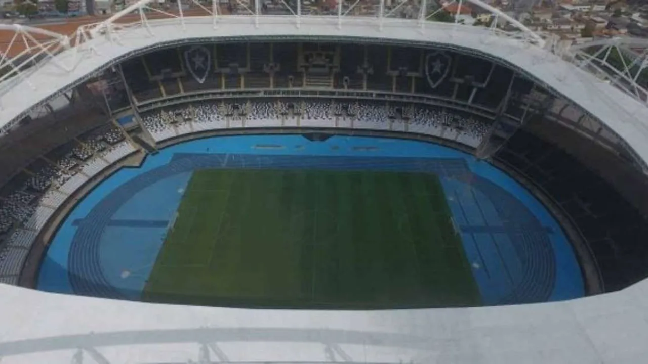 Estádio Nilton Santos vazio com logo do Botafogo em destaque, simbolizando crise financeira do clube