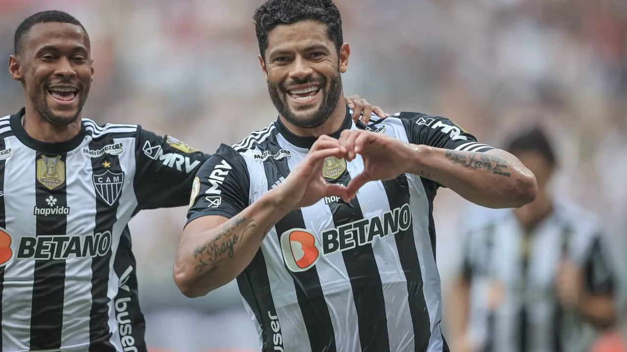 Hulk em campo com a camisa do Atlético-MG durante partida contra o Fluminense no Brasileirão