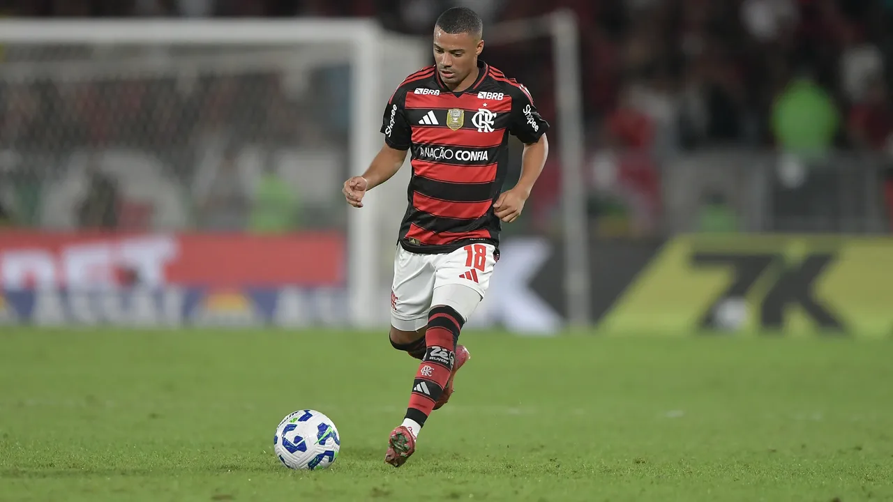 Nicolás De la Cruz com a camisa do Flamengo no Maracanã durante partida do Brasileirão 2026