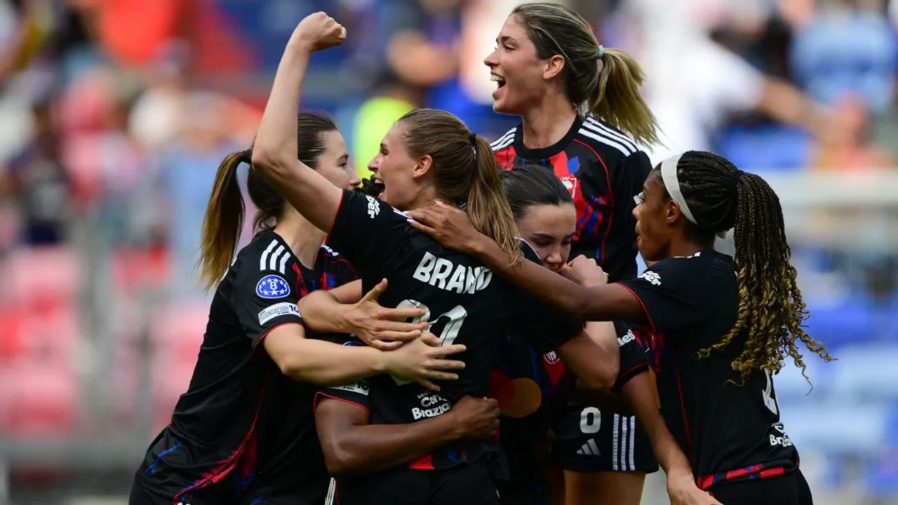 Wendie Renard comemora gol de pênalti pelo Lyon contra o Arsenal na semifinal da Champions League Feminina 2026