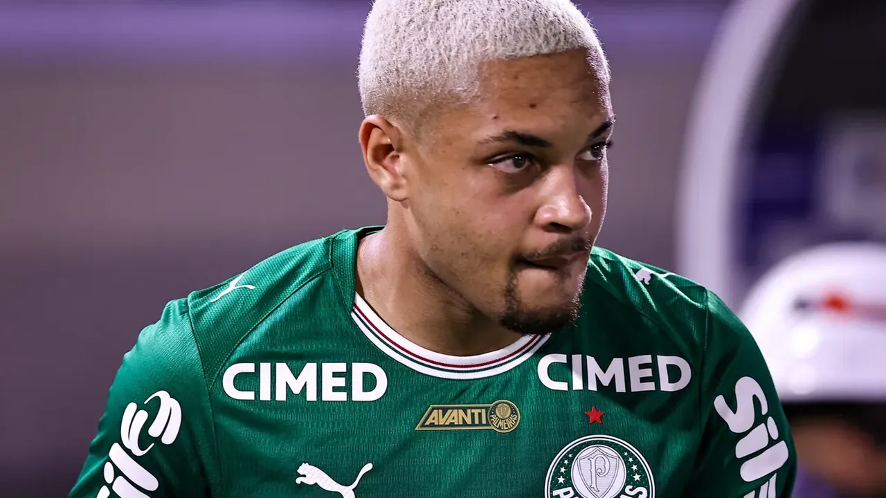 Vitor Roque saindo de campo com dor no tornozelo esquerdo no Allianz Parque durante partida do Palmeiras