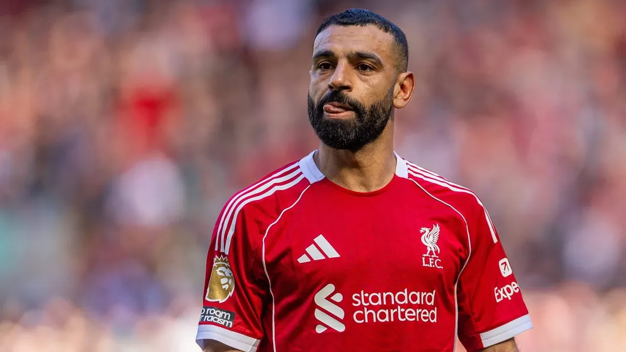 Mohamed Salah em campo pelo Liverpool na Premier League 2025/2026, com a camisa vermelha dos Reds