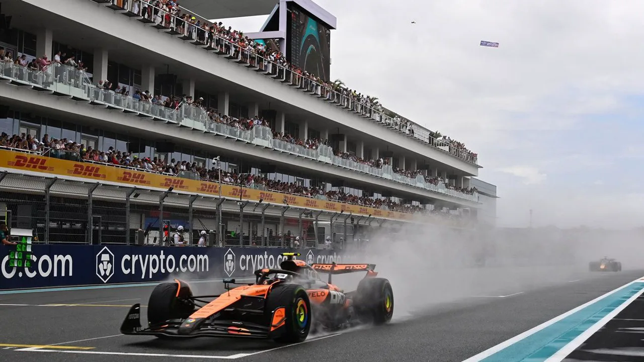 Carro de F1 em pista molhada com spray de água no circuito de Miami sob céu nublado