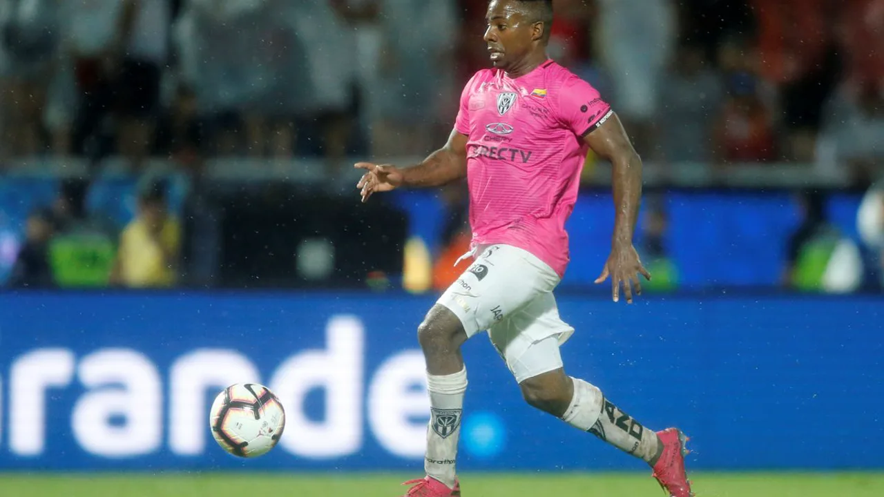 José Cazares, meia do Macará com a camisa 16, em ação na Copa Sudamericana