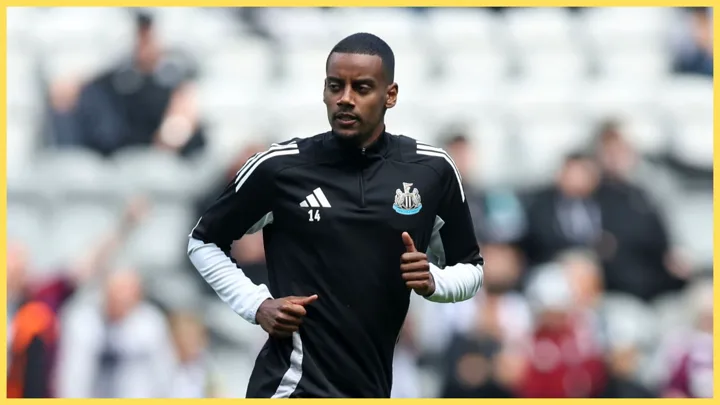 Alexander Isak com camisa do Liverpool e Yoane Wissa com camisa do Newcastle United em campo na Premier League