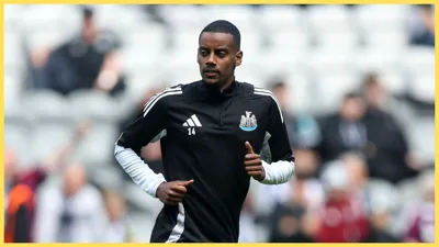 Isak ou Wissa: quem brilha mais como camisa 9 na Premier League?