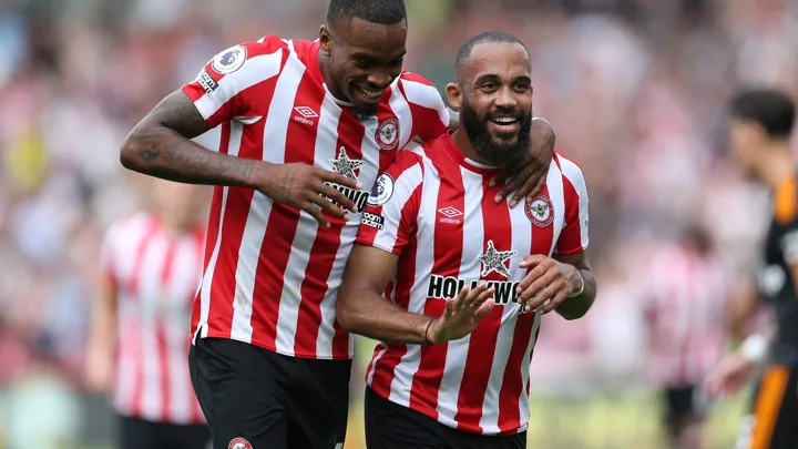 Bryan Mbeumo com a camisa do Manchester United e Tolu Arokodare com a do Wolverhampton em duelo na Premier League