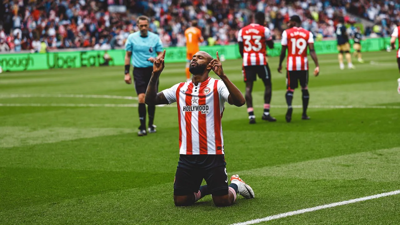 Thiago com a camisa do Brentford e Mohamed Salah com a do Liverpool em duelo na Premier League 2026