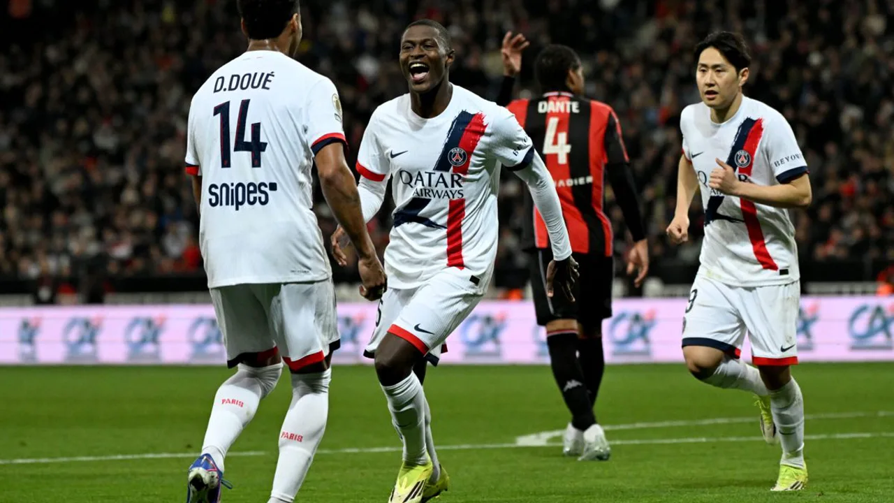 Jogadores do PSG cabisbaixos no Parc des Princes após empate com o Lorient pela Ligue 1
