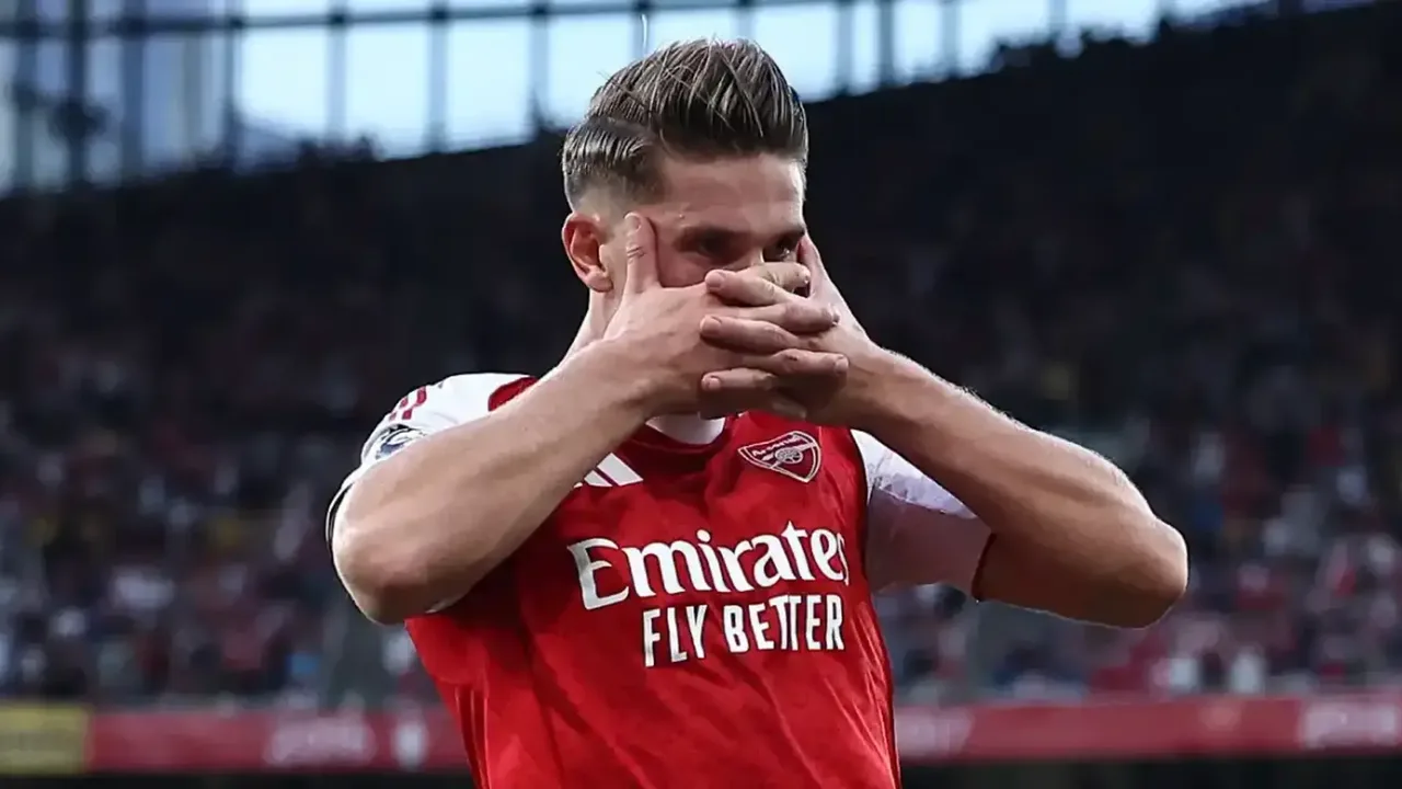 Viktor Gyökeres celebra gol pelo Arsenal contra o Fulham no Emirates Stadium pela Premier League 2025/2026