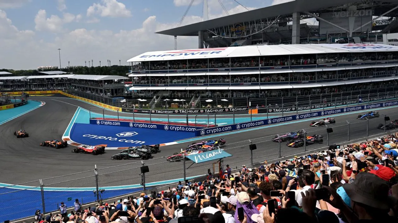 Kimi Antonelli na Mercedes perdendo posições na largada da corrida sprint do GP de Miami 2026