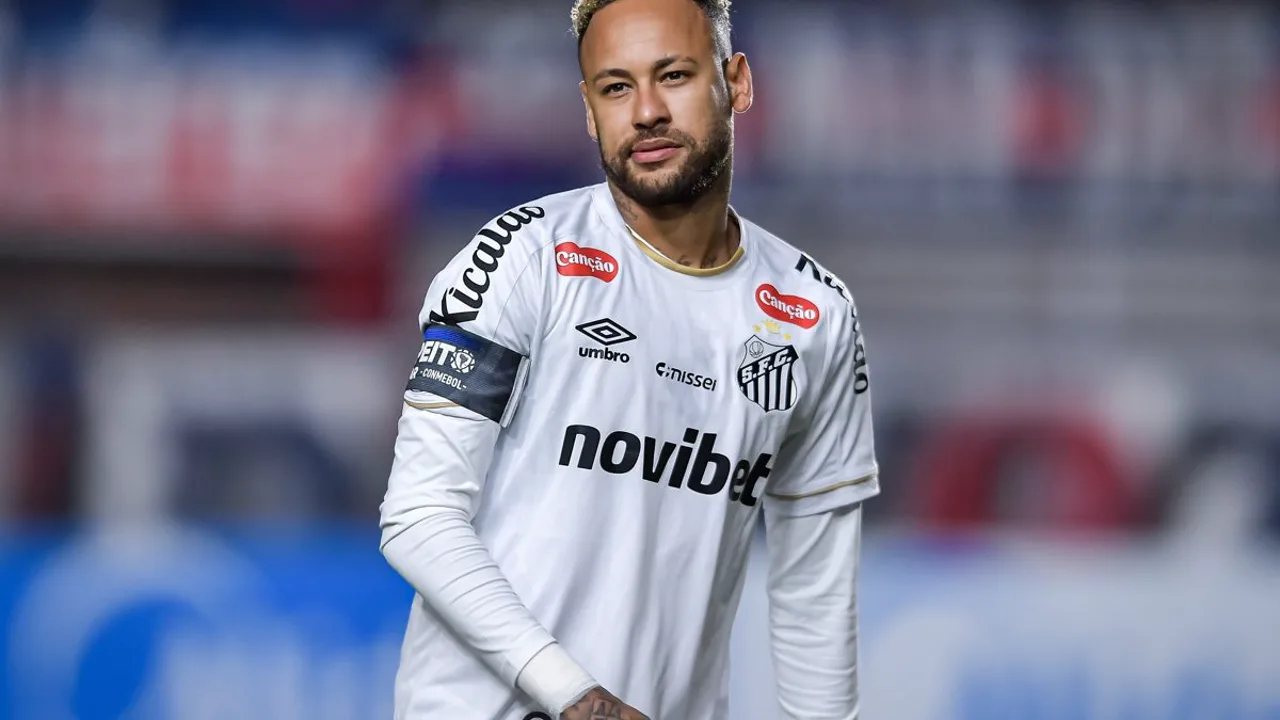 Neymar com a camisa do Santos observando o gramado sintético do Allianz Parque antes de partida do Brasileirão 2026