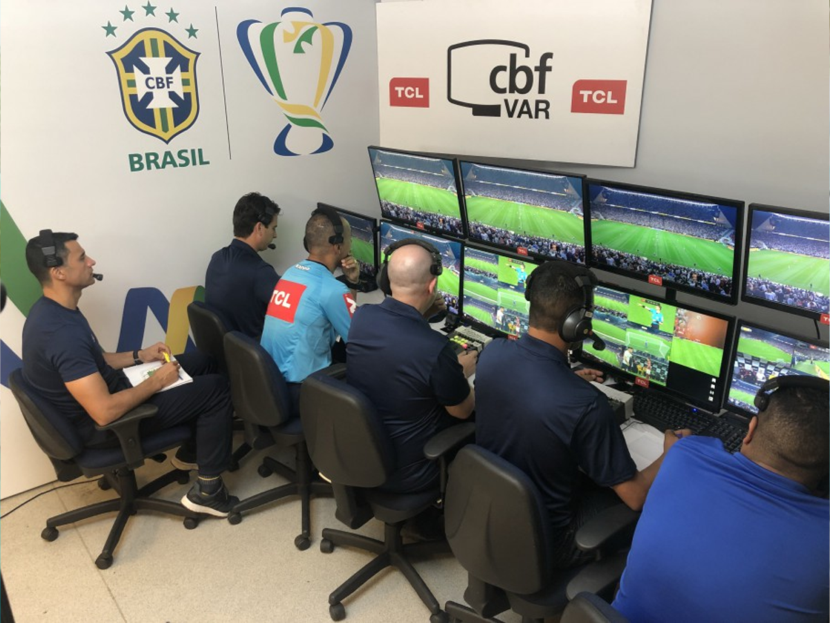 Como o VAR funciona na prática VAR no futebol