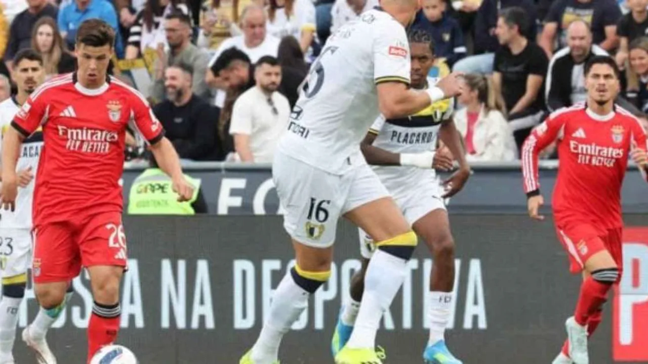 Jogadores do Benfica cabisbaixos no gramado do Estádio Municipal de Famalicão após empate em 2 a 2