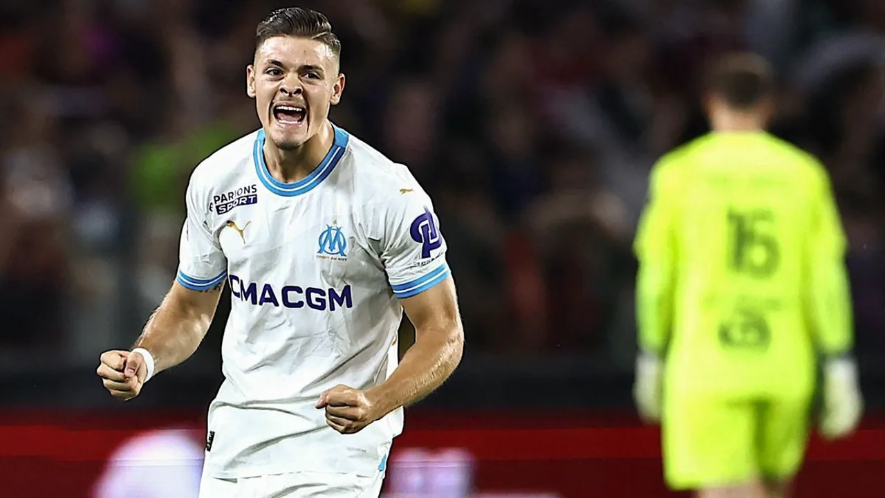 B. Pavard, zagueiro do Marseille com a camisa 28, em ação durante partida da Champions League 2025/2026
