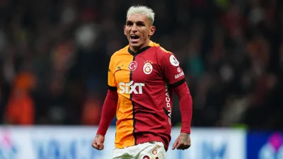 Torreira veste a camisa 34 do Galatasaray na Champions League