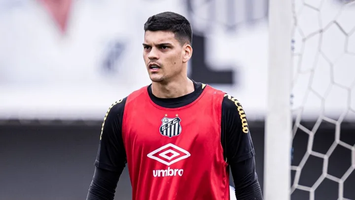 Gabriel Brazão, goleiro do Santos, posicionado sob a trave durante partida do Brasileirão Série A de 2026