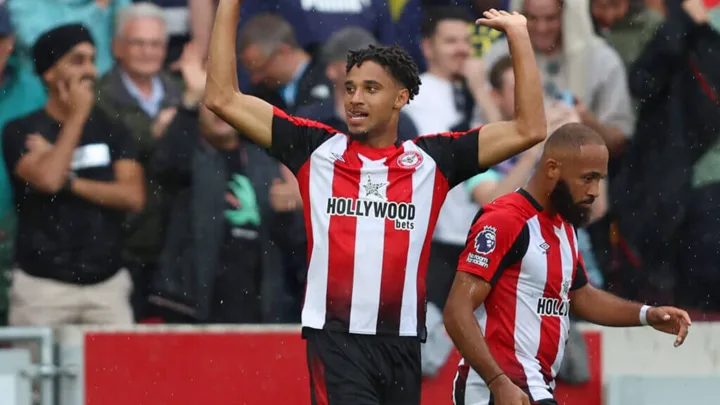 K. Schade, atacante alemão do Brentford, em ação pela Premier League 2025/2026 vestindo a camisa 7